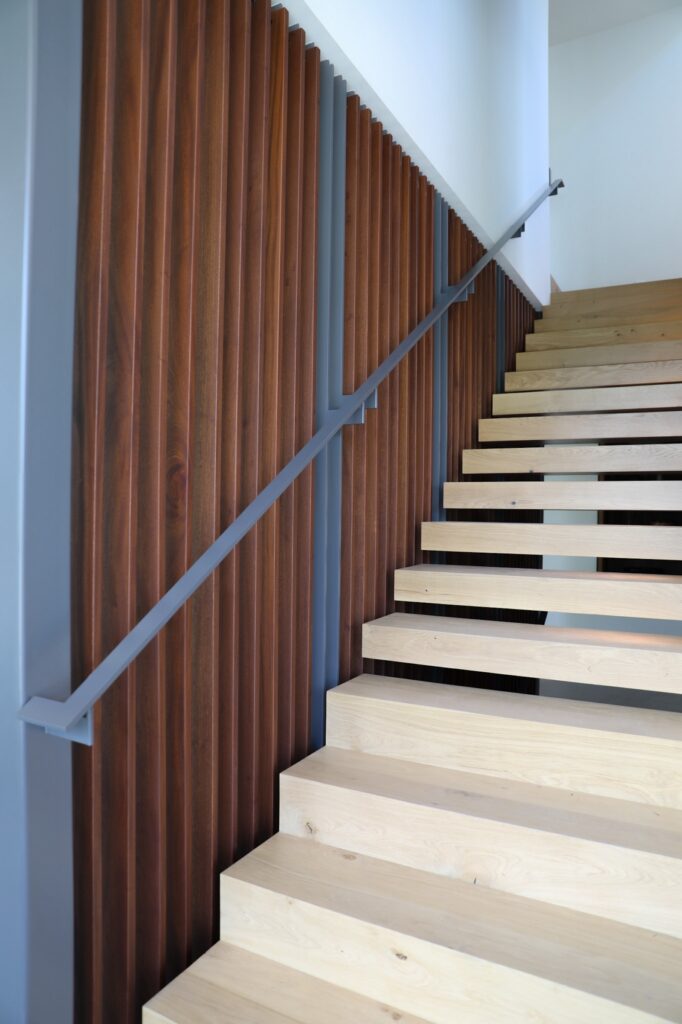 Garapa interior wood screen within the interior living space