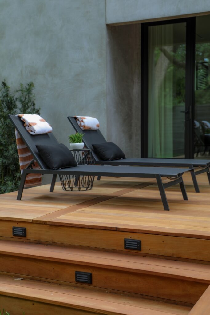 Resort-inspired backyard with Garapa hardwood decking and modern architecture