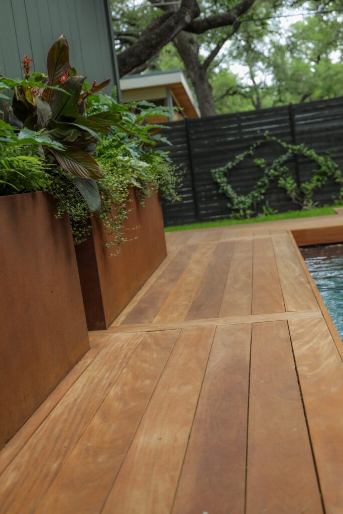 Outdoor entertaining space with Garapa hardwood decking in Austin, Texas